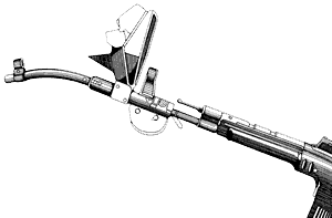 Немецкая винтовка StG.44 имела прямой ствол, накоторый можно было навесить съемную искривляющую насадку и призматический прицел, ломающий прицельную линию.