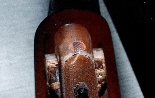 Задняя часть ноши, в середине виден деревянный штифт, усиливающий ношу.
