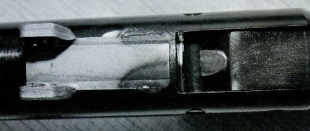 Поперечный штифт вилки казенника, под который расщелкивается ригель и на который опирается казенник.