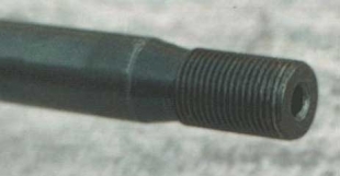 Благодаря резьбе на дульной части ствола МР-512 можно легко установить, поправить и снять мушку, а также навинтить надульник.